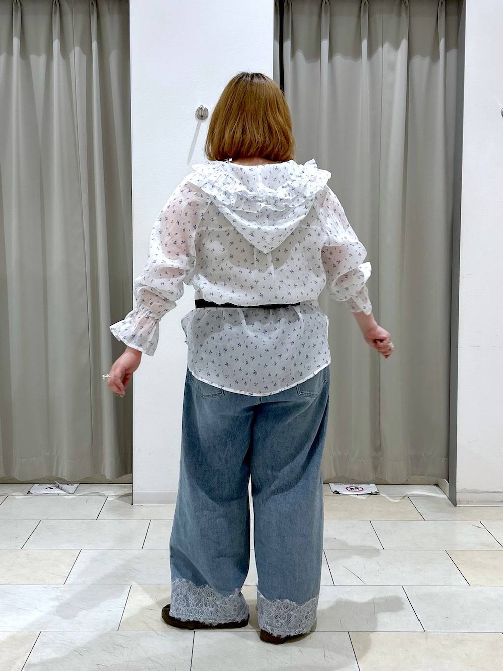 ブルー系のデニムパンツ、シルバー系のタンクトップ、その他のシャツ/ブラウスを着用したレディースの夏コーディネートの6枚目の写真