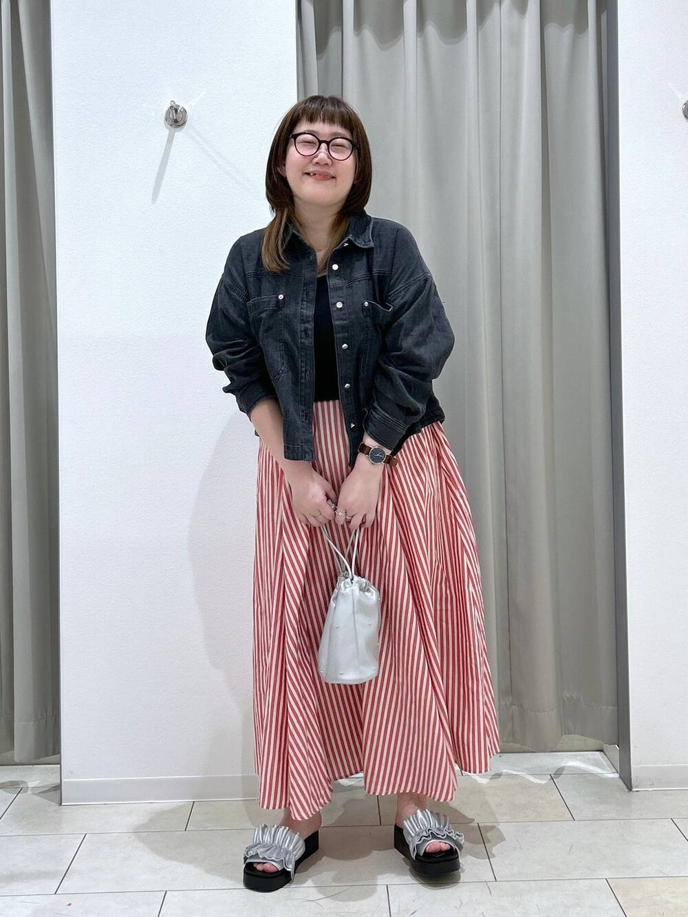 シルバー系のサンダル、シルバー系のショルダーバッグ、グレー系のシャツ/ブラウスを着用したレディースの春コーディネートの2枚目の写真