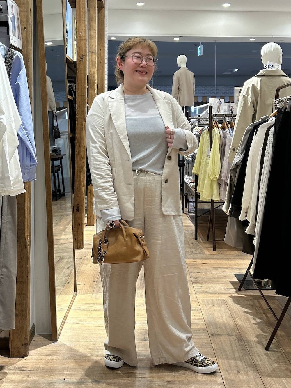 グレー系のTシャツ/カットソー、ホワイト系のその他パンツ、その他のスニーカーを着用したレディースの春コーディネートの2枚目の写真