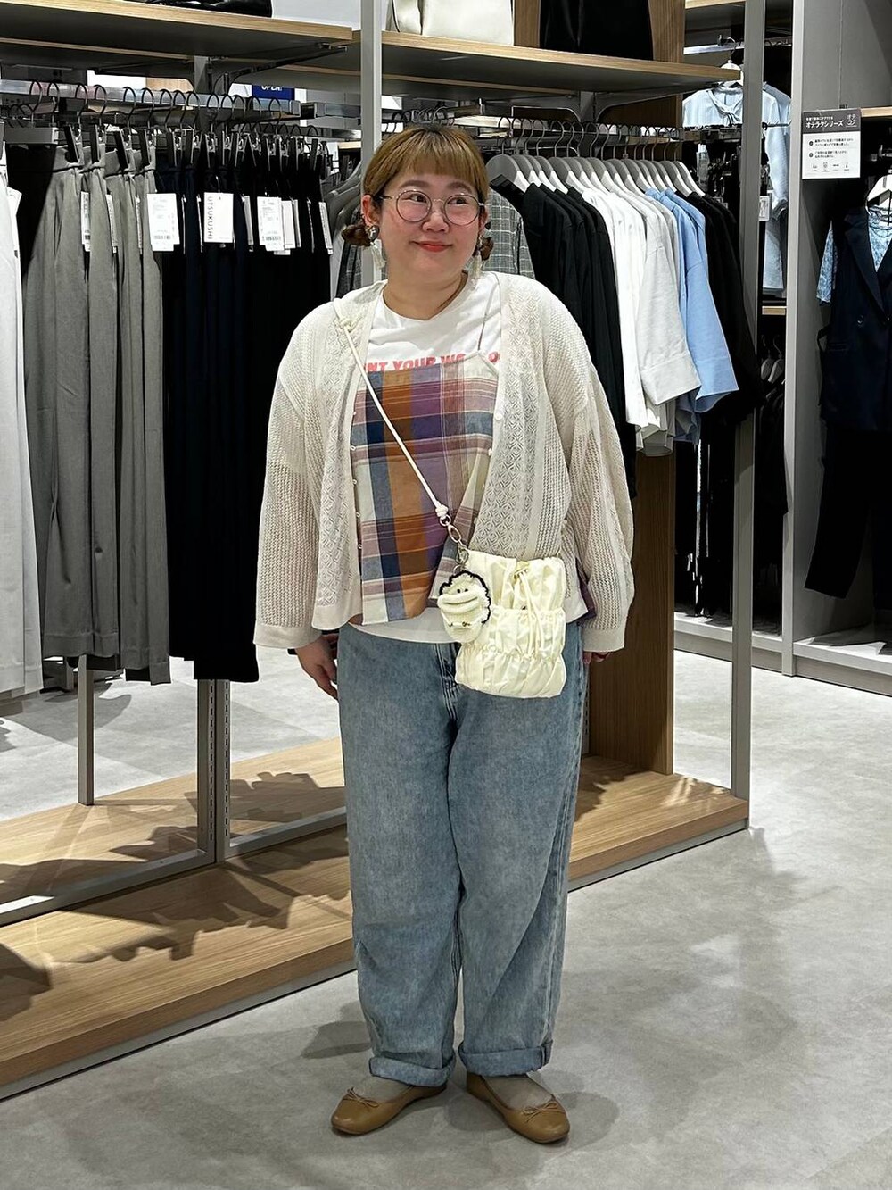 ブラウン系のバレエシューズ、ブルー系のデニムパンツ、ホワイト系のTシャツ/カットソーを着用したレディースの春コーディネートの3枚目の写真