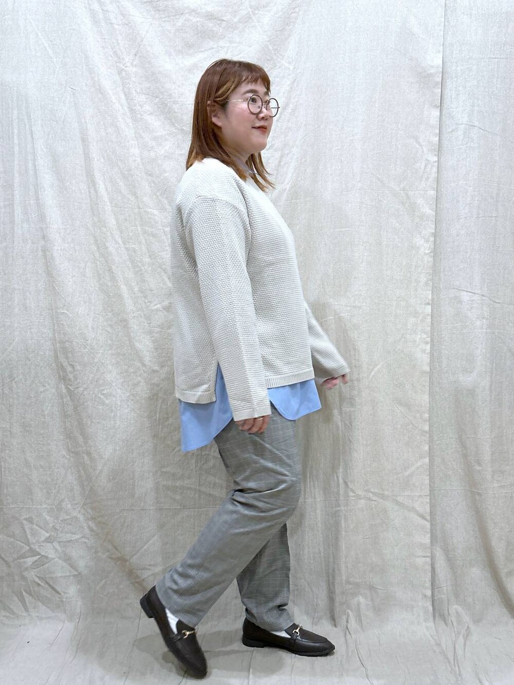 グレー系のその他パンツ、ブルー系のシャツ/ブラウス、ホワイト系のニット/セーターを着用したレディースの秋コーディネートの9枚目の写真