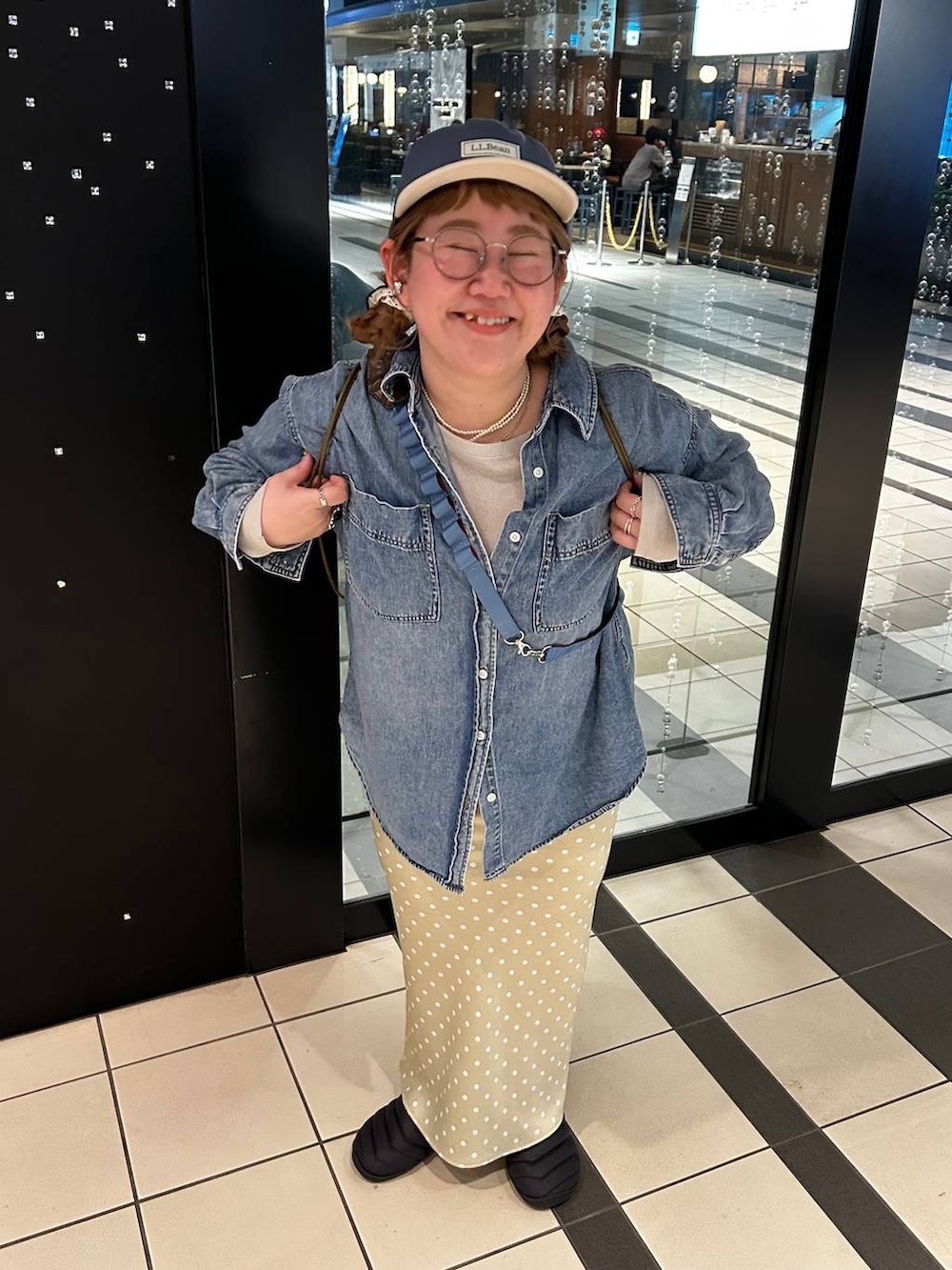 ベージュ系のスカート、ベージュ系のTシャツ/カットソー、ブルー系のシャツ/ブラウスを着用したレディースの冬コーディネートの2枚目の写真