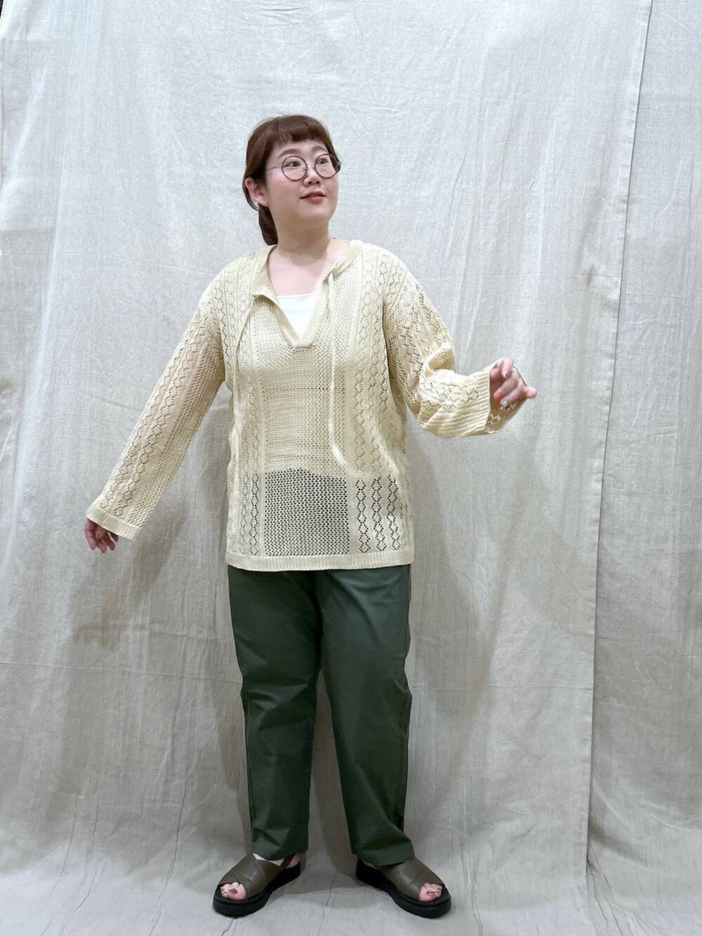 ホワイト系のニット/セーター、グリーン系のサンダル、グリーン系のその他パンツを着用したレディースの夏コーディネートの3枚目の写真