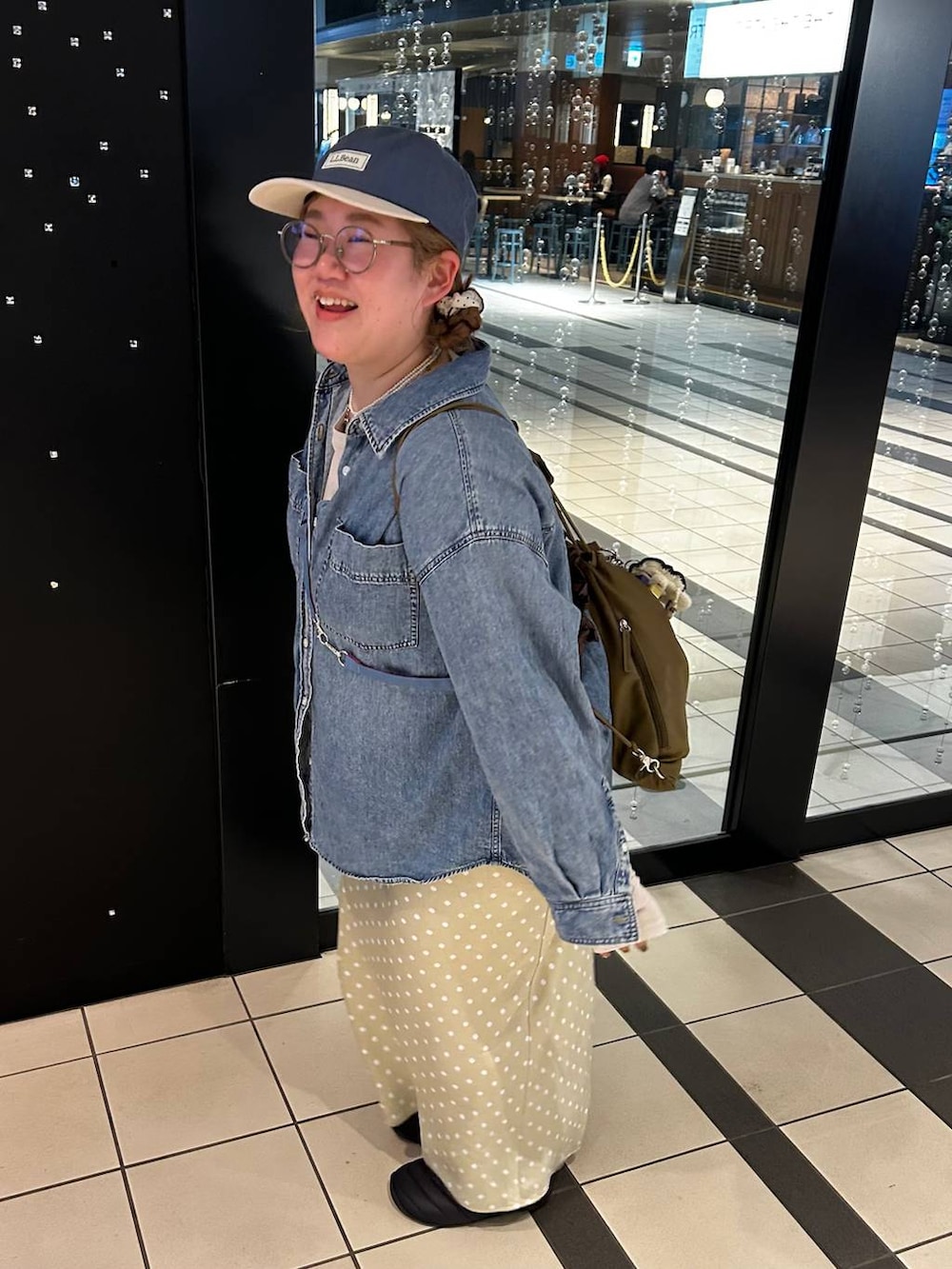 ベージュ系のスカート、ベージュ系のTシャツ/カットソー、ブルー系のシャツ/ブラウスを着用したレディースの冬コーディネートの3枚目の写真