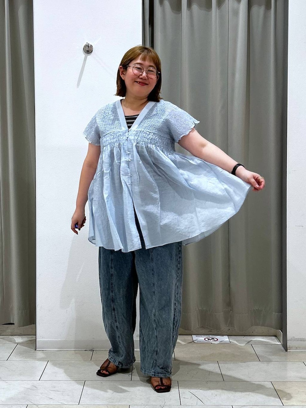 ブルー系のシャツ/ブラウス、グレー系のタンクトップ、ブラウン系のサンダルを着用したレディースの夏コーディネートの4枚目の写真