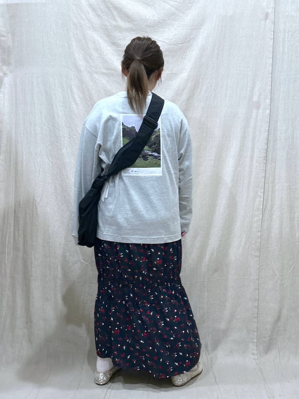 ブルー系のスカート、グレー系のTシャツ/カットソー、ホワイト系のバレエシューズを着用したレディースの春コーディネートの5枚目の写真