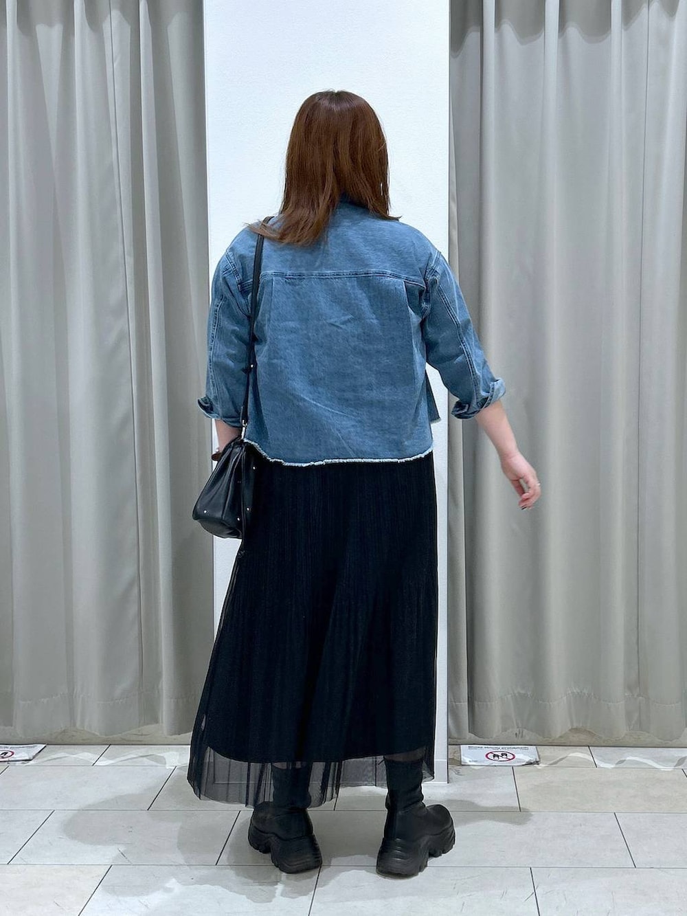 ブラック系のショルダーバッグ、ブルー系のシャツ/ブラウス、ホワイト系のTシャツ/カットソーを着用したレディースの秋コーディネートの5枚目の写真