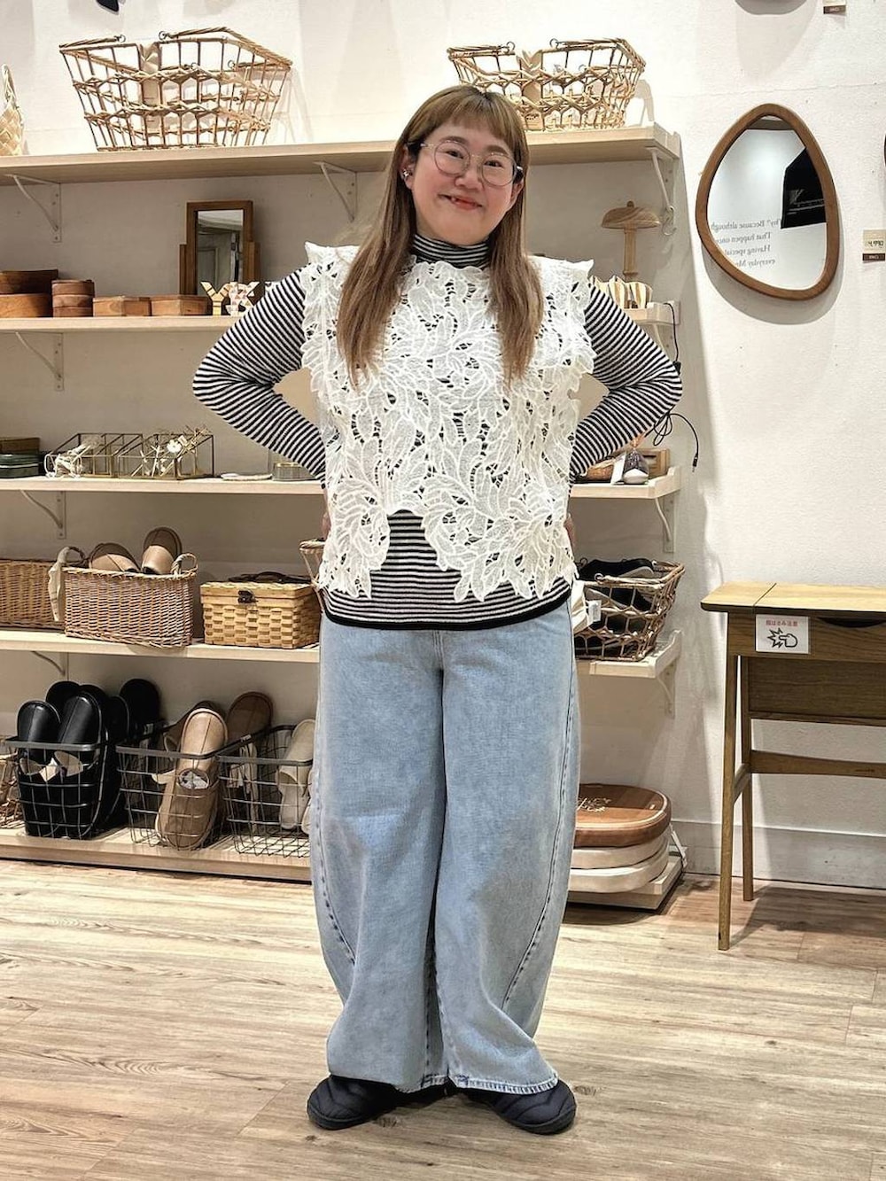 その他のニット/セーター、ホワイト系のベスト、ブルー系のデニムパンツを着用したレディースの冬コーディネートの2枚目の写真