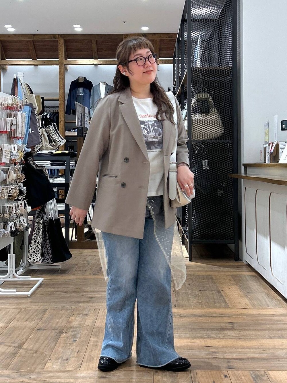 「体型カバー、着痩せ・細見え、カジュアル、ぽっちゃり_GLOBAL WORK、GLOBAL WORK、ぽっちゃりスタッフ、カジュアルコーデ、ジャケット、Tシャツ、デニムパンツ、ローファー、春コーデ」|「GLOBAL WORKのエアかる厚底ローファー/136031(ローファー、ブラック系)」を使った、たけちゃんさん(レディース・162cm)の春コーディネートの2枚目の写真