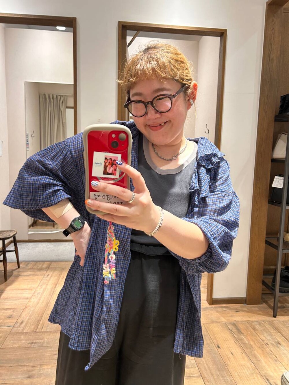 ベージュ系のスニーカー、ブルー系のシャツ/ブラウス、グレー系のタンクトップを着用したレディースの秋コーディネートの3枚目の写真