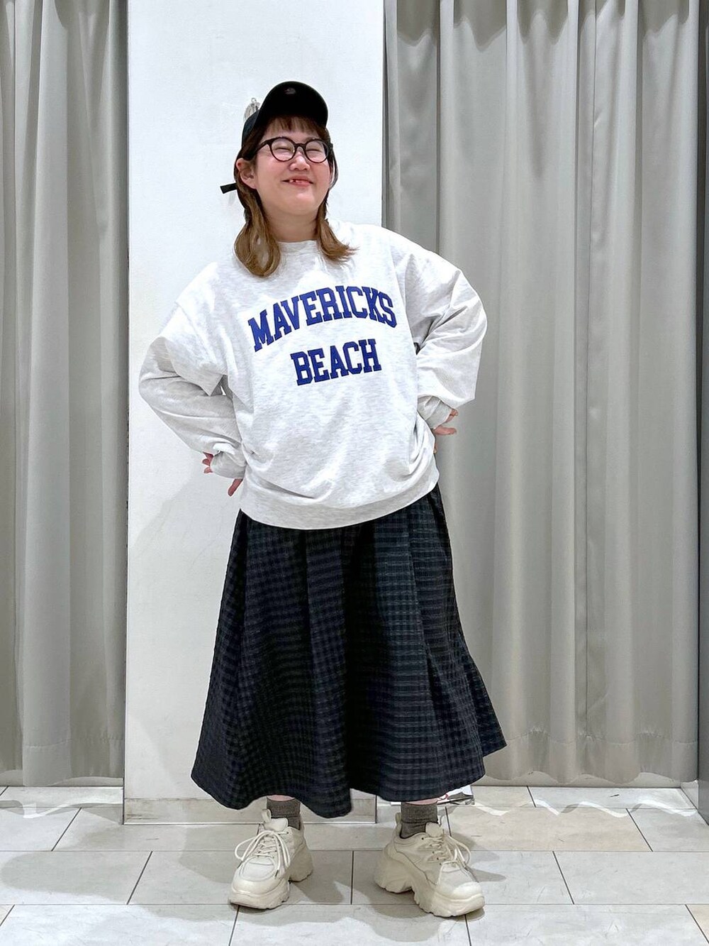 ブラック系のワンピース、ホワイト系のスニーカー、グレー系のスウェットを着用したレディースの冬コーディネートの5枚目の写真