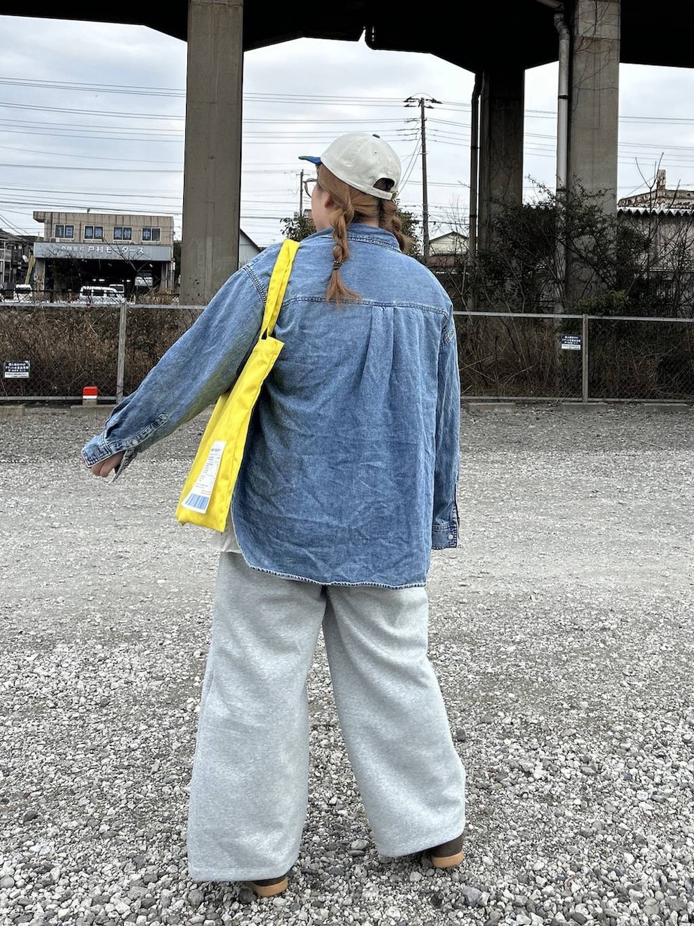 ブルー系のシャツ/ブラウス、グレー系のスウェットパンツ、イエロー系のトートバッグを着用したレディースの冬コーディネートの5枚目の写真