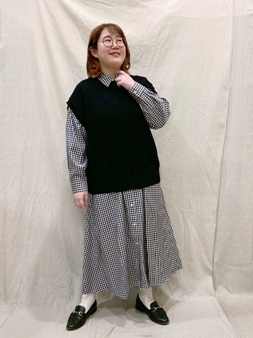 ブラック系のベスト、その他のワンピース/ドレスを着用したレディースの春コーディネートの2枚目の写真