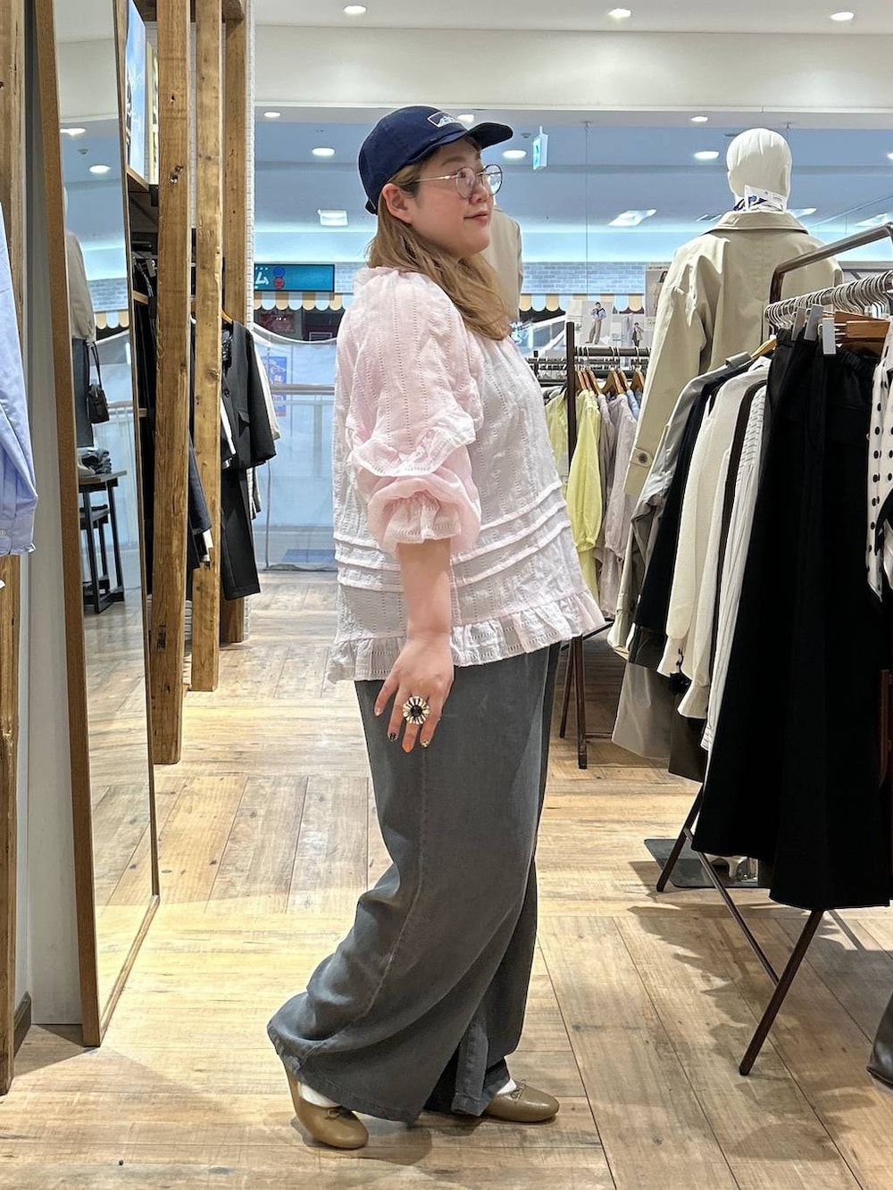 ブラウン系のバレエシューズ、ピンク系のシャツ/ブラウス、ブラック系のデニムパンツを着用したレディースの春コーディネートの5枚目の写真