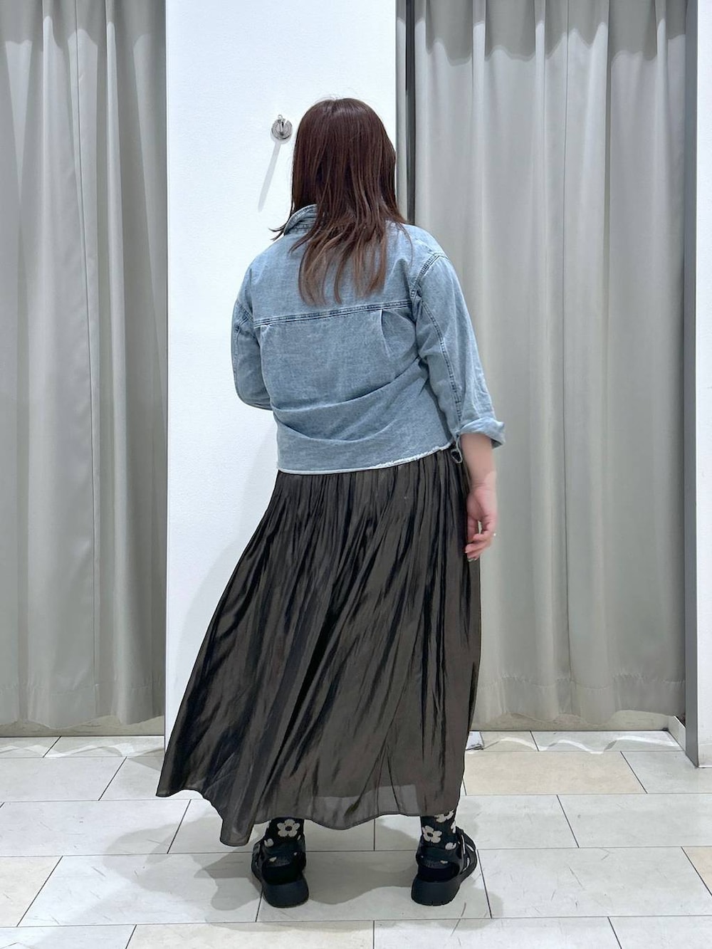 「bijorie、カップ付きインナー、シャツ、スカート、秋コーデ、ぽっちゃりスタッフ、体型カバー、着痩せ・細見え、カジュアル、ブランドミックス、ぽっちゃり_GLOBAL WORK、GLOBAL WORK」｜「GLOBAL WORKのGOODデニムクロップドシャツ/115551（シャツ/ブラウス、ブルー系）」を使った、たけちゃんさん（レディース・162cm）の秋コーディネートの3枚目の写真