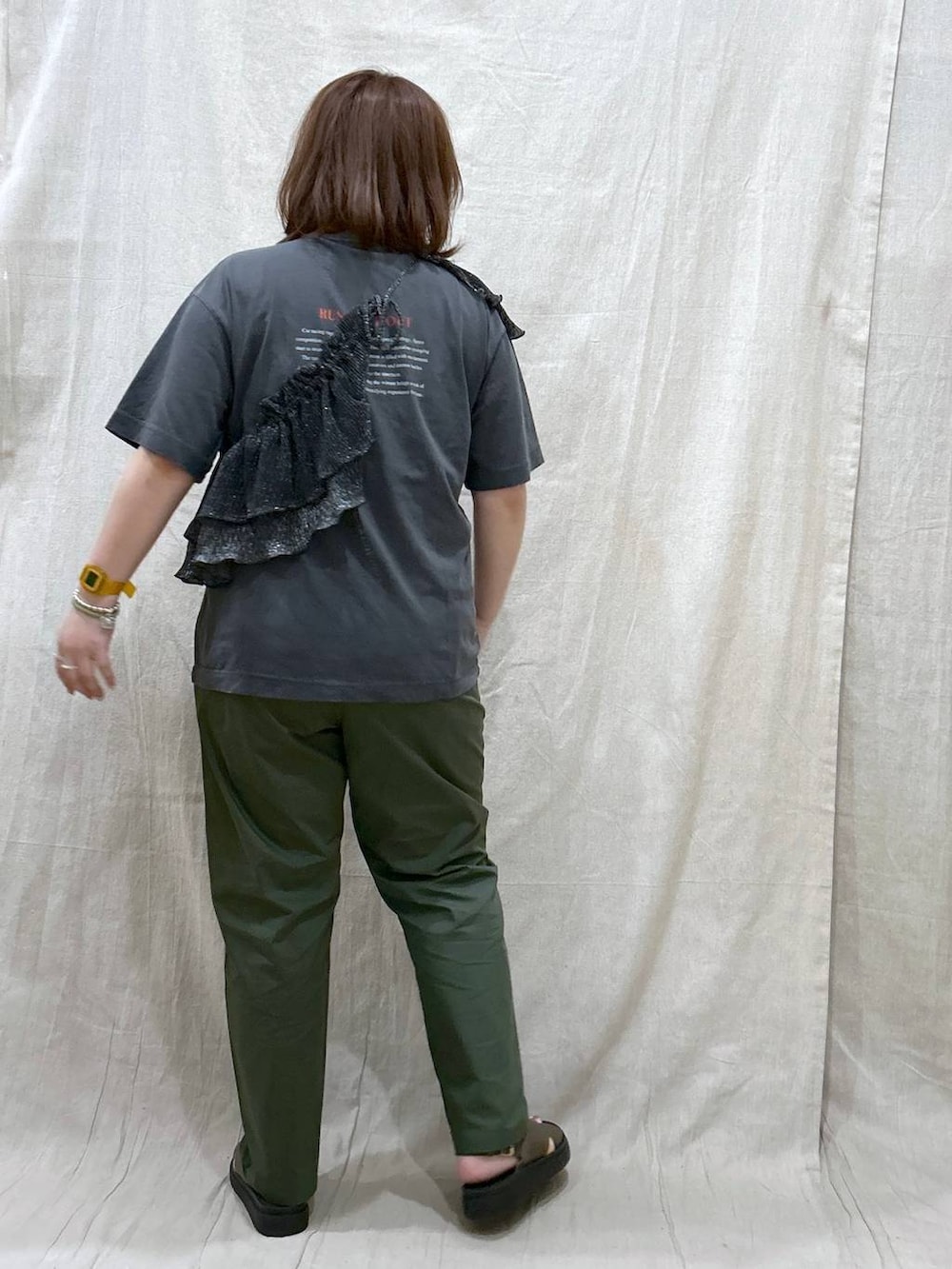 グリーン系のサンダル、グリーン系のその他パンツ、グレー系のTシャツ/カットソーを着用したレディースの夏コーディネートの5枚目の写真