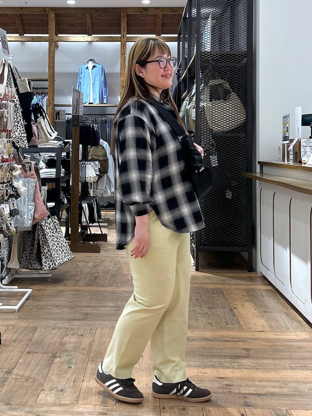 イエロー系のその他パンツ、ブラック系のショルダーバッグ、グレー系のTシャツ/カットソーを着用したレディースの春コーディネートの5枚目の写真