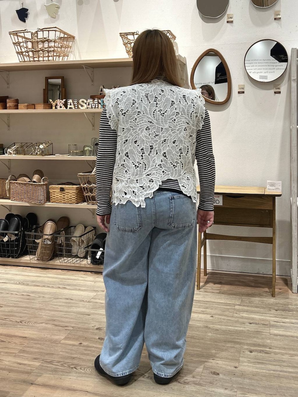 その他のニット/セーター、ホワイト系のベスト、ブルー系のデニムパンツを着用したレディースの冬コーディネートの4枚目の写真