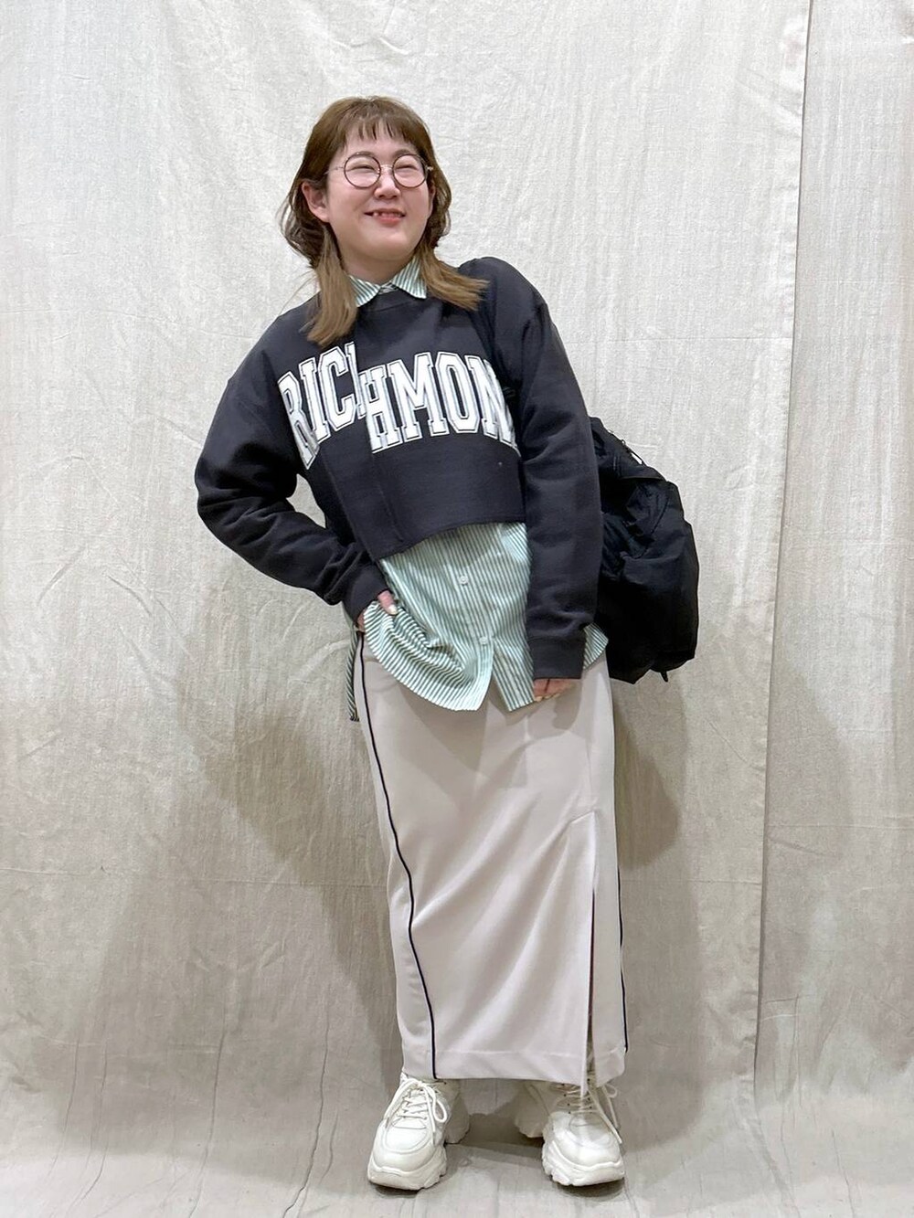 ブラック系のバックパック/リュック、グレー系のスウェット、グリーン系のシャツ/ブラウスを着用したレディースの冬コーディネートの3枚目の写真