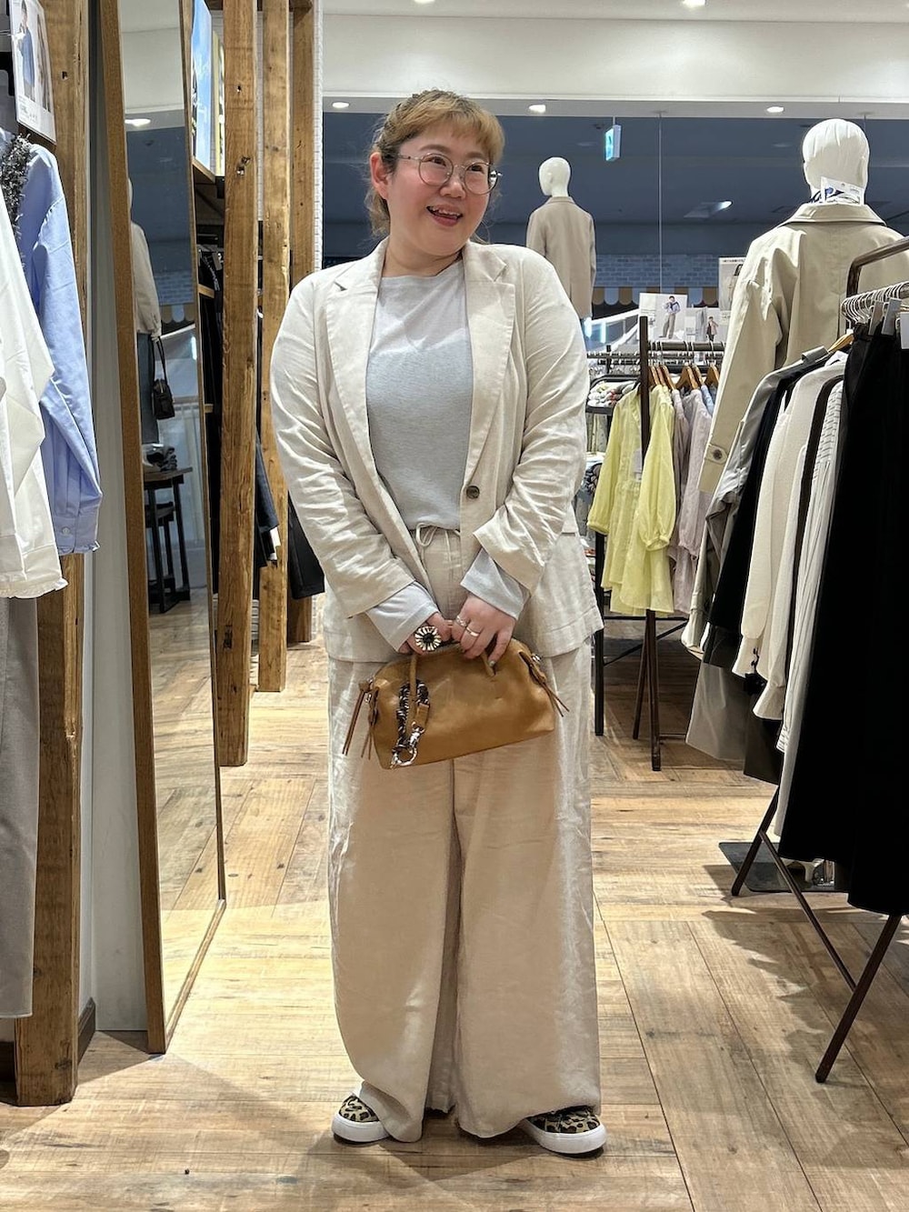 グレー系のTシャツ/カットソー、ホワイト系のその他パンツ、その他のスニーカーを着用したレディースの春コーディネートの4枚目の写真