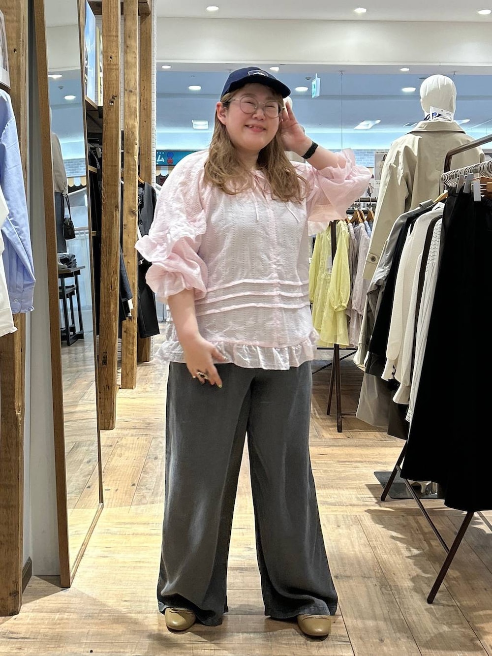 ブラウン系のバレエシューズ、ピンク系のシャツ/ブラウス、ブラック系のデニムパンツを着用したレディースの春コーディネートの2枚目の写真