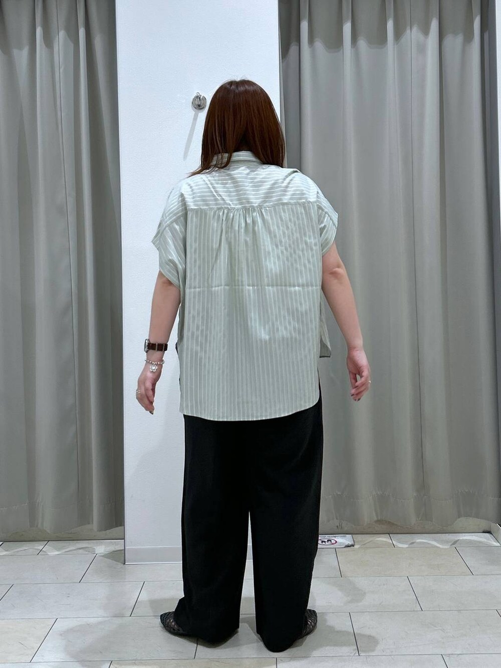 ブラック系のその他パンツ、ブラック系のパンプス、グリーン系のシャツ/ブラウスを着用したレディースの夏コーディネートの4枚目の写真