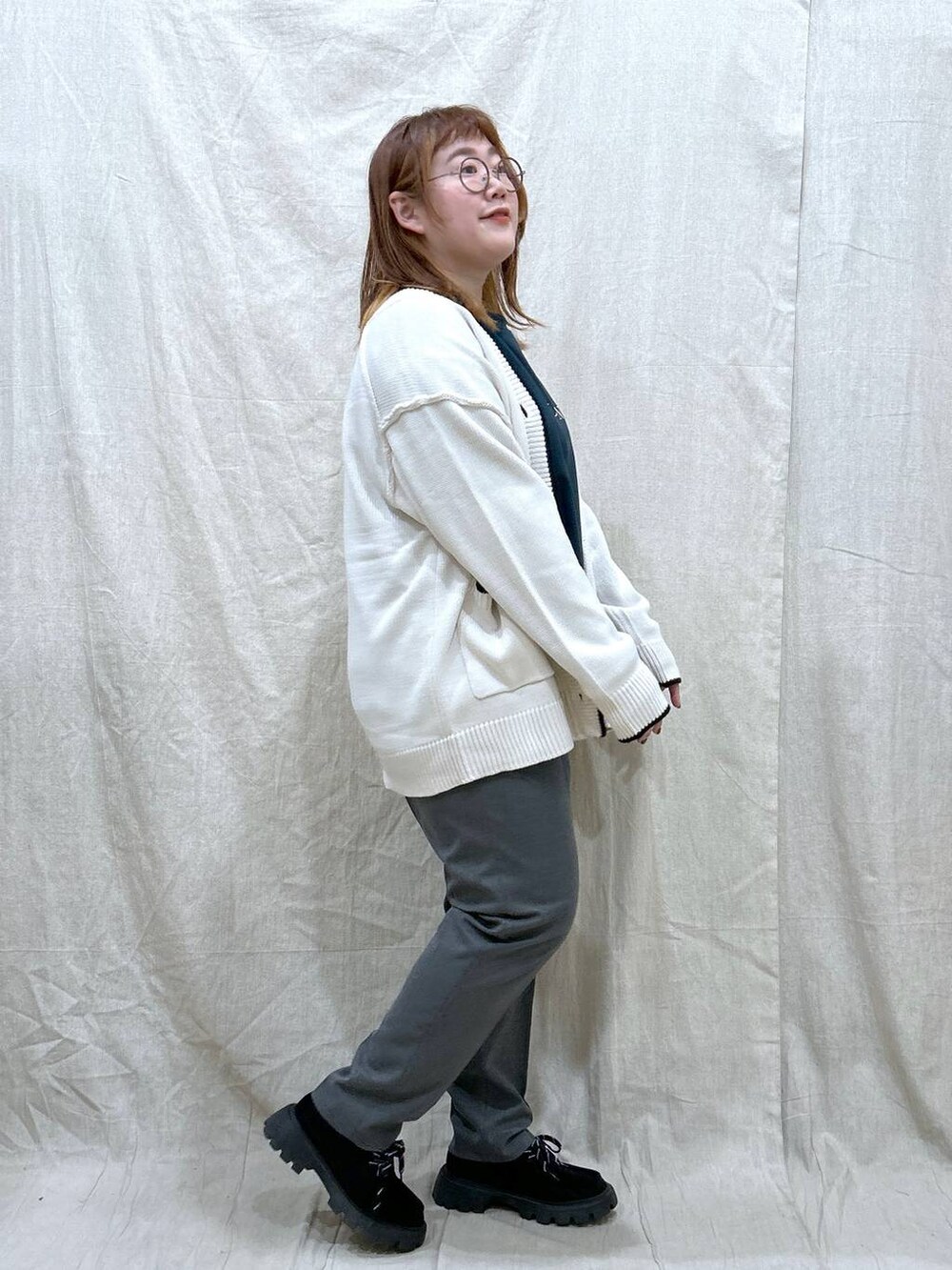 グレー系のその他パンツ、グリーン系のTシャツ/カットソー、ホワイト系のカーディガン/ボレロを着用したレディースの秋コーディネートの8枚目の写真