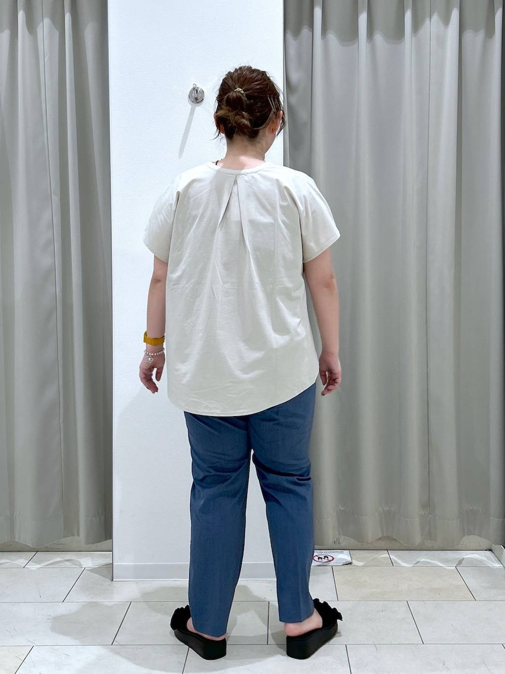 ブラック系のサンダル、ブルー系のその他パンツ、グレー系のキャミソールを着用したレディースの夏コーディネートの5枚目の写真