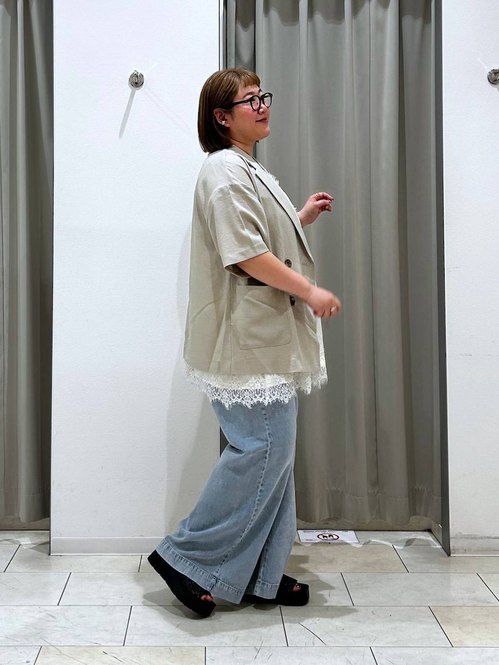 その他のショルダーバッグ、ブルー系のデニムパンツ、ベージュ系のテーラードジャケットを着用したレディースの春コーディネートの6枚目の写真