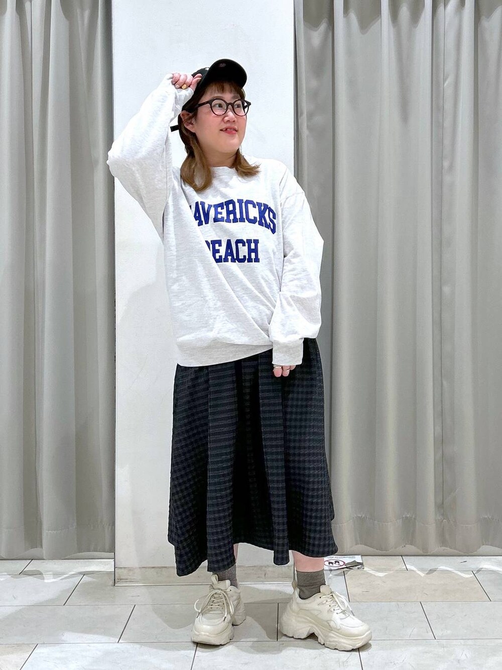 ブラック系のワンピース、ホワイト系のスニーカー、グレー系のスウェットを着用したレディースの冬コーディネートの3枚目の写真