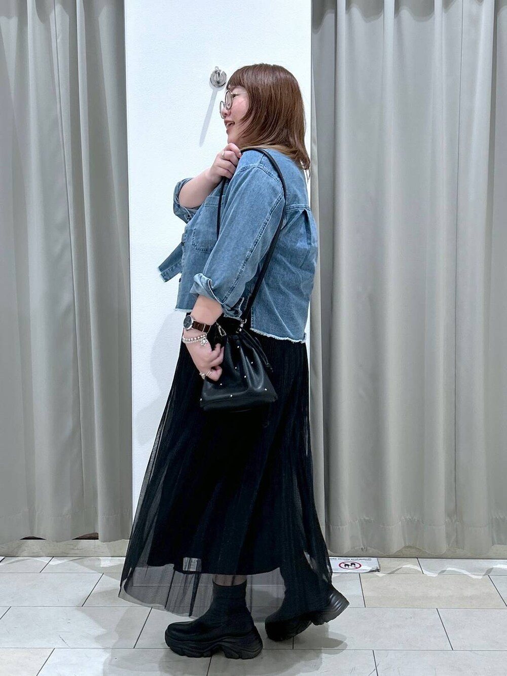 ブラック系のショルダーバッグ、ブルー系のシャツ/ブラウス、ホワイト系のTシャツ/カットソーを着用したレディースの秋コーディネートの4枚目の写真