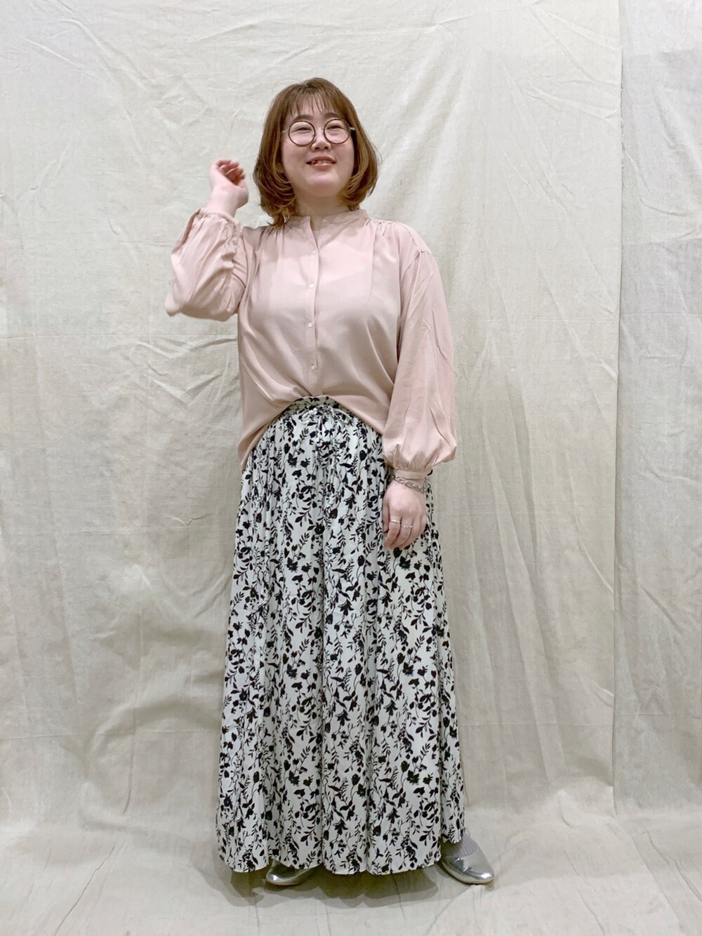 オレンジ系のシャツ/ブラウス、ベージュ系のカーディガン/ボレロ、その他のその他パンツを着用したレディースの春コーディネートの2枚目の写真