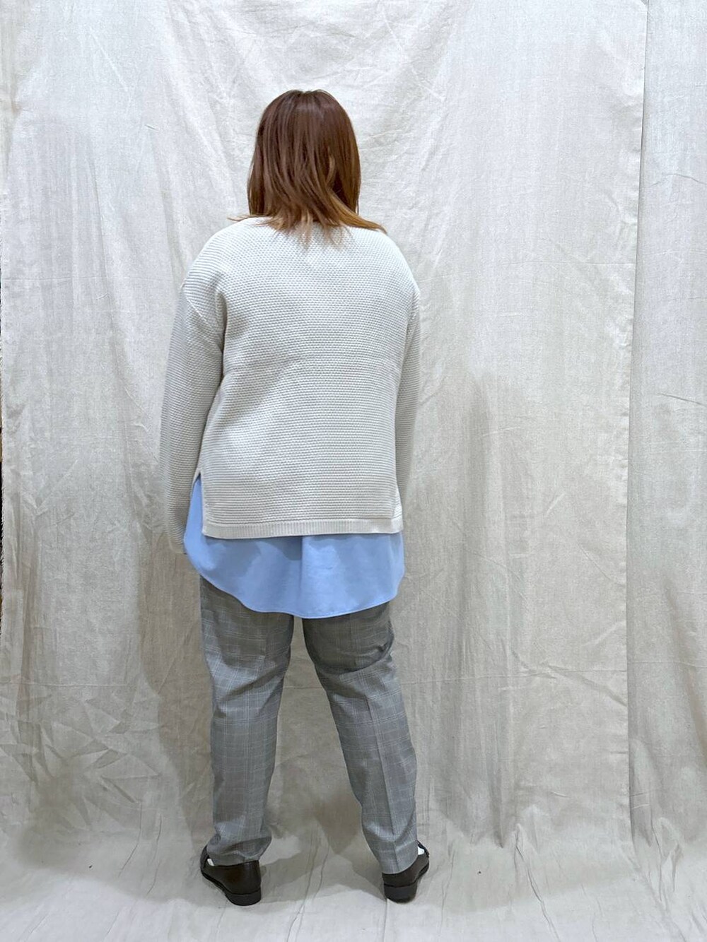 グレー系のその他パンツ、ブルー系のシャツ/ブラウス、ホワイト系のニット/セーターを着用したレディースの秋コーディネートの8枚目の写真