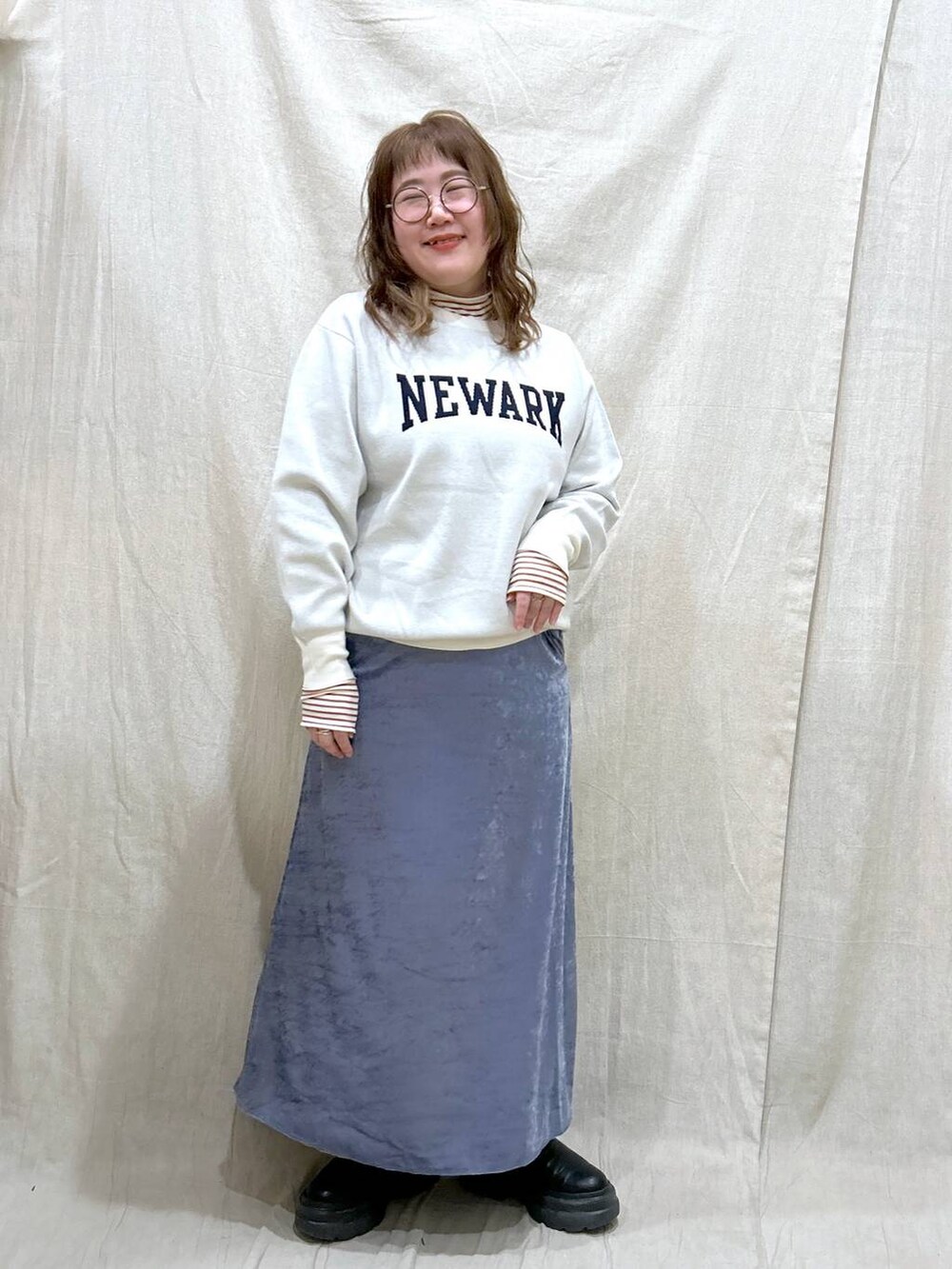 ブラウン系のTシャツ/カットソー、ベージュ系のその他アウター、ブラック系のブーツを着用したレディースの冬コーディネートの7枚目の写真