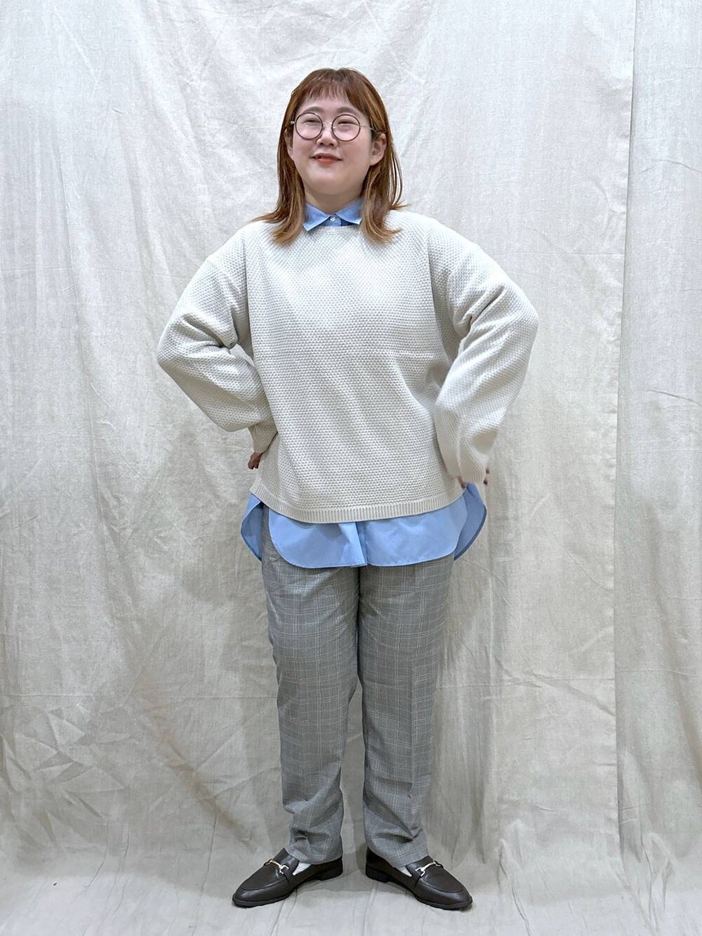 グレー系のその他パンツ、ブルー系のシャツ/ブラウス、ホワイト系のニット/セーターを着用したレディースの秋コーディネートの5枚目の写真