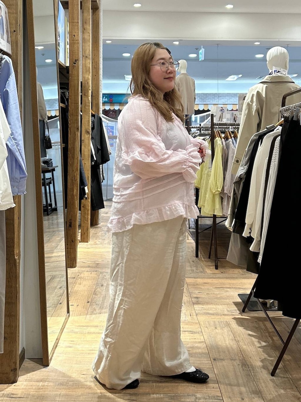 ブラック系のバレエシューズ、ホワイト系のその他パンツ、ピンク系のシャツ/ブラウスを着用したレディースの春コーディネートの4枚目の写真