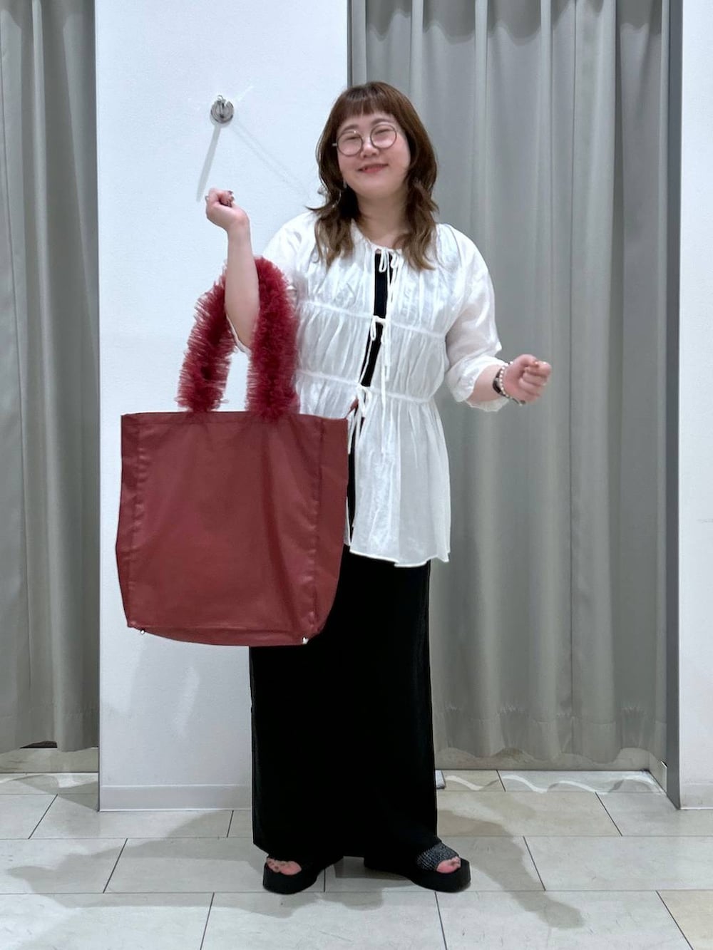 ブラック系のその他パンツ、ブラック系のタンクトップ、ブラック系のサンダルを着用したレディースの夏コーディネートの2枚目の写真