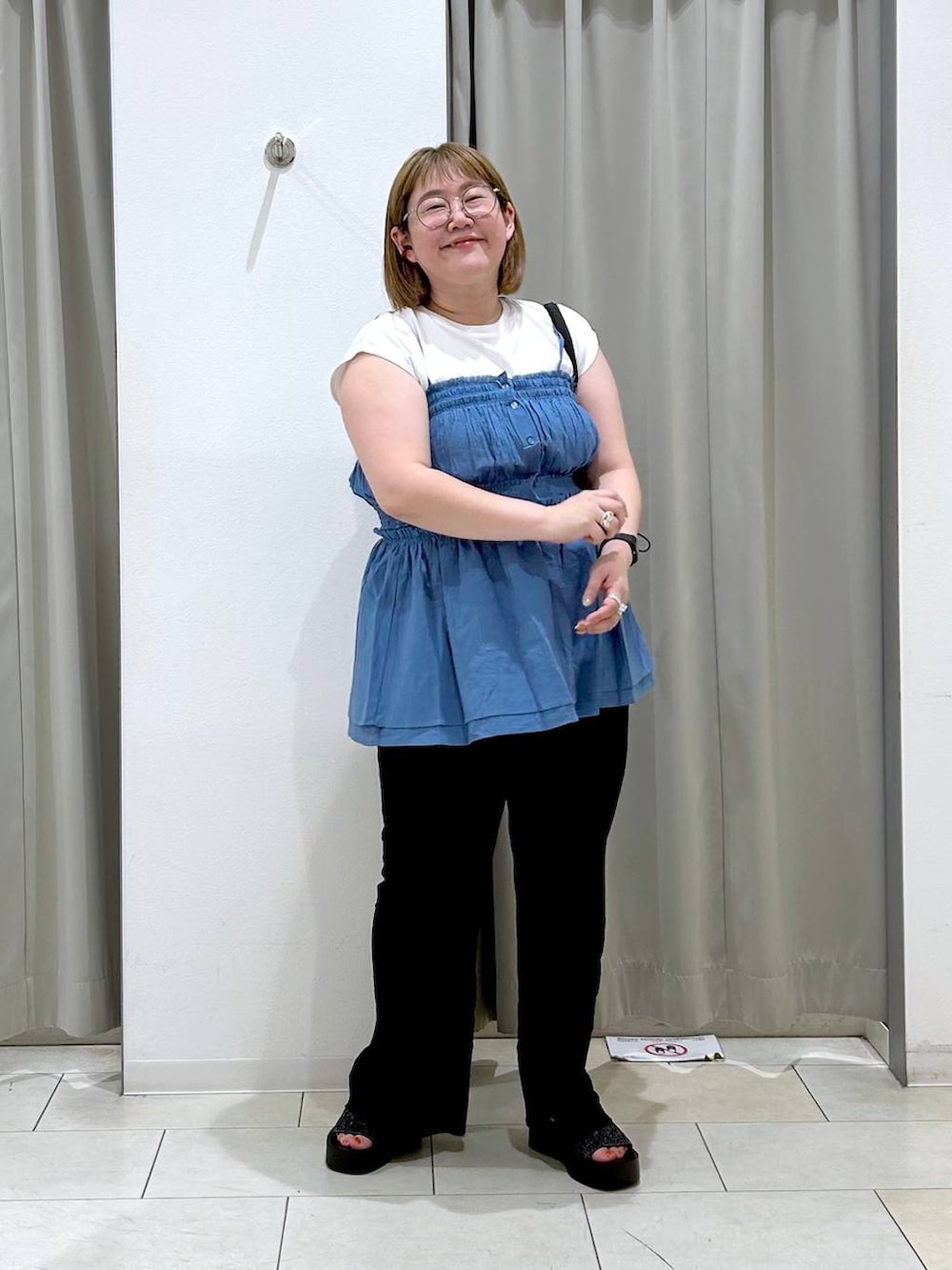 ホワイト系のTシャツ/カットソー、ブルー系のキャミソール、ブラック系のサンダルを着用したレディースの夏コーディネートの2枚目の写真