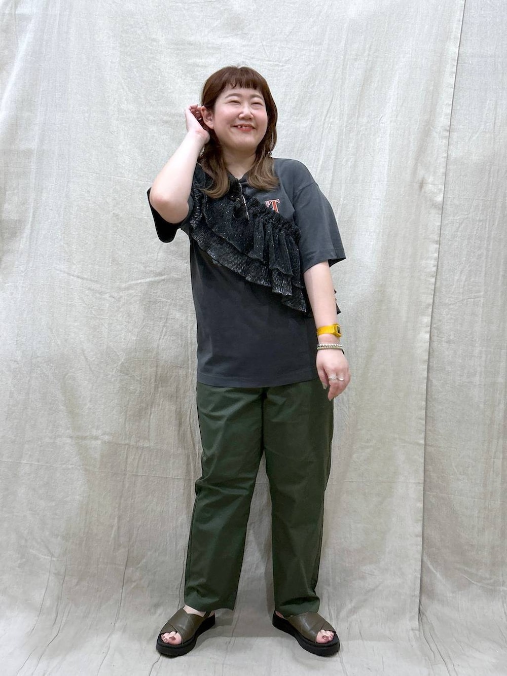 グリーン系のサンダル、グリーン系のその他パンツ、グレー系のTシャツ/カットソーを着用したレディースの夏コーディネートの3枚目の写真