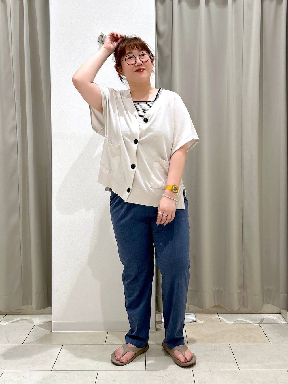 「体型カバー、着痩せ・細見え、カジュアル、ブランドミックス、ぽっちゃり_GLOBAL WORK、GLOBAL WORK、niko and ...、カーディガン、ウツクシルエット_GLOBAL WORK、ウツクシルエットパンツ_GLOBAL WORK、テーパードパンツ、夏コーデ、サンダル、BAYFLOW、楽ちんコーデ」|「niko and...のシリコンデジタルウォッチ(デジタル腕時計、イエロー系)」を使った、たけちゃんさん(レディース・162cm)の夏コーディネートの3枚目の写真