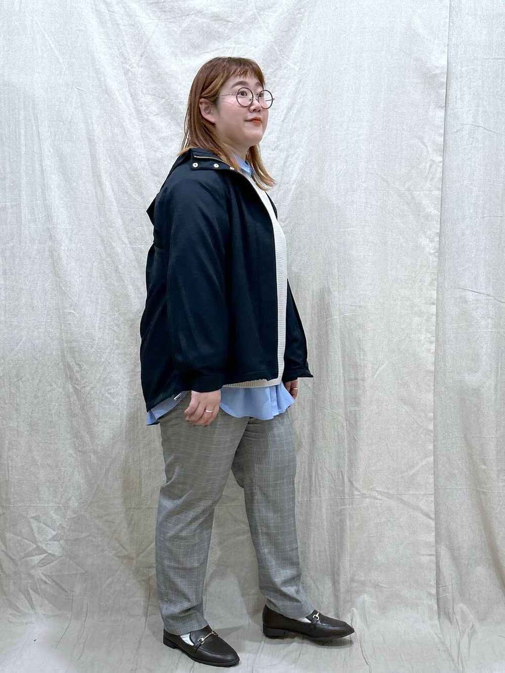 グレー系のその他パンツ、ブルー系のシャツ/ブラウス、ホワイト系のニット/セーターを着用したレディースの秋コーディネートの4枚目の写真
