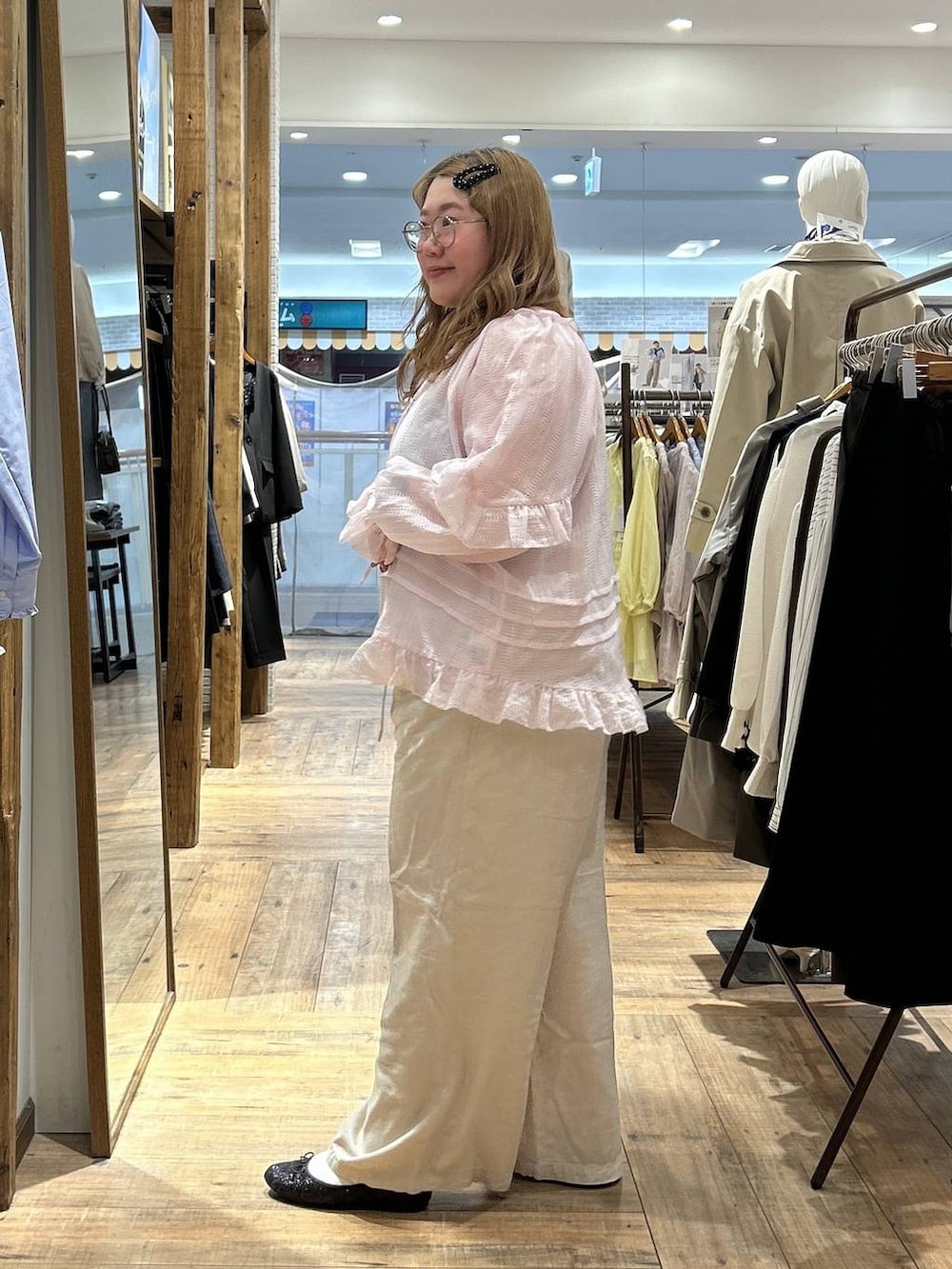 ブラック系のバレエシューズ、ホワイト系のその他パンツ、ピンク系のシャツ/ブラウスを着用したレディースの春コーディネートの2枚目の写真