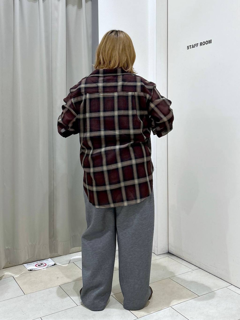 グレー系のタンクトップ、グレー系のスウェットパンツ、ブラウン系のシャツ/ブラウスを着用したレディースの夏コーディネートの5枚目の写真