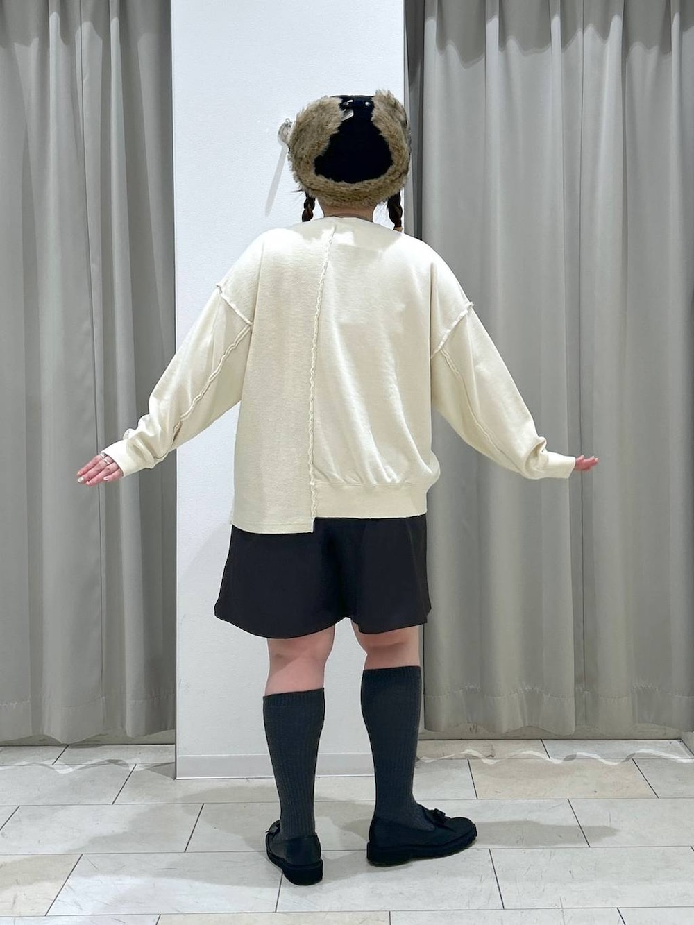 ブラック系のキャップを着用したレディースの冬コーディネートの5枚目の写真