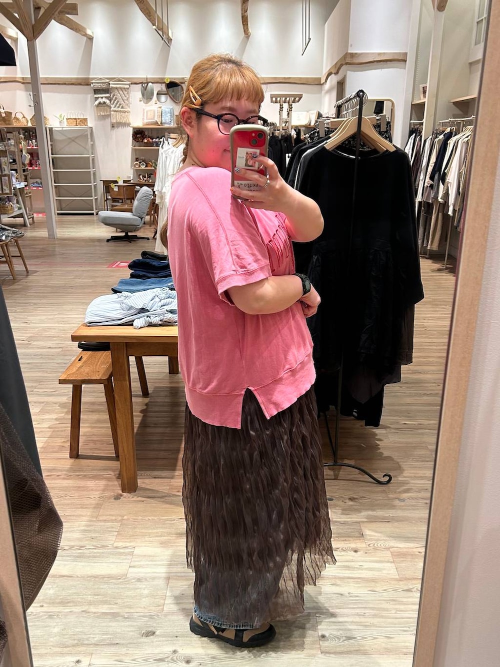 ベージュ系のスニーカー、ブルー系のデニムパンツ、ピンク系のTシャツ/カットソーを着用したレディースの秋コーディネートの2枚目の写真