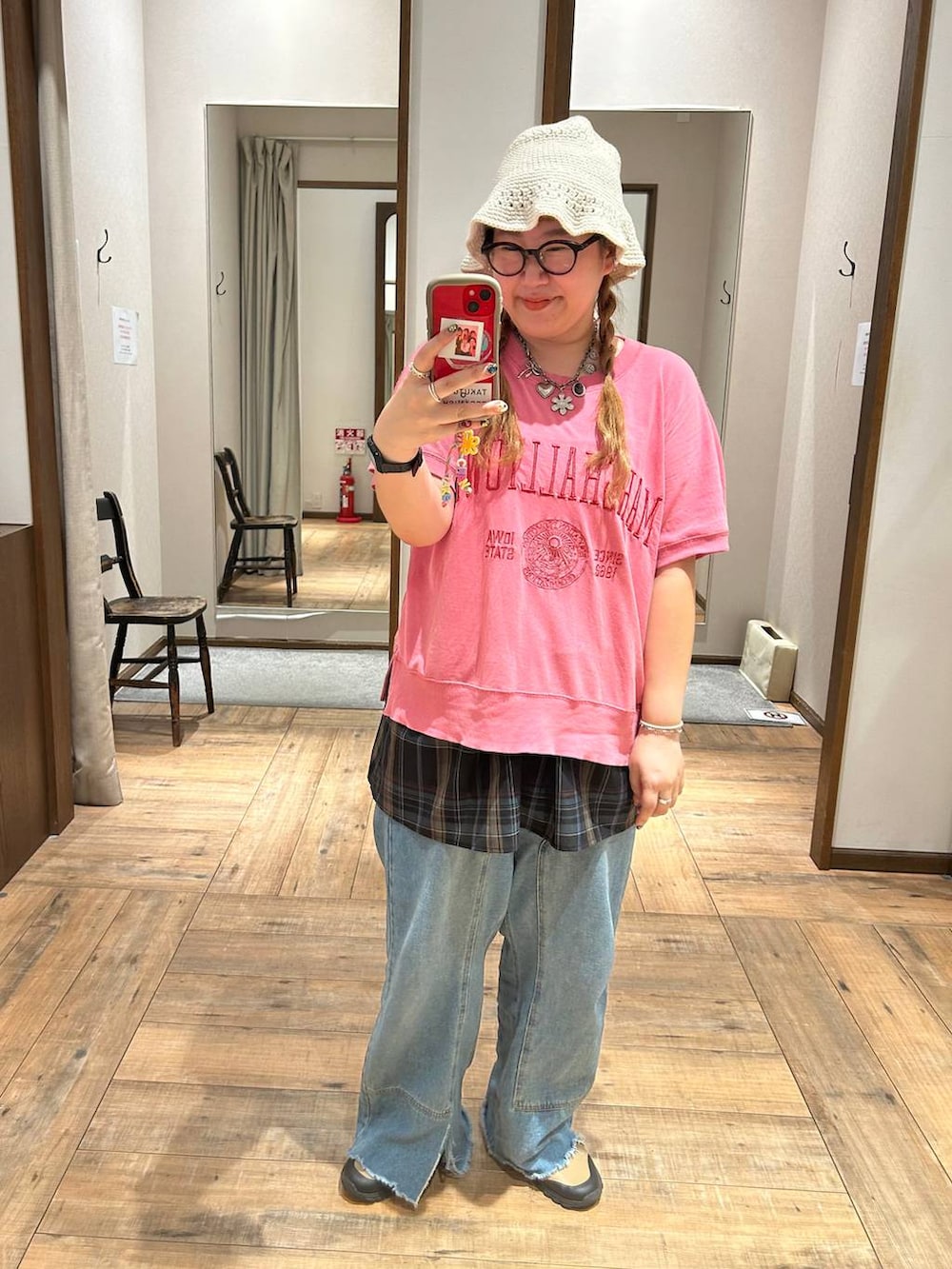 ベージュ系のスニーカー、ブラック系のキャミソール、ピンク系のTシャツ/カットソーを着用したレディースの秋コーディネートの2枚目の写真