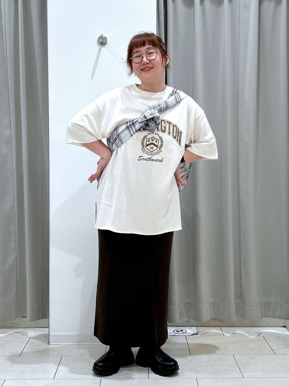ホワイト系のシャツ/ブラウス、ブラウン系のスカート、ホワイト系のTシャツ/カットソーを着用したレディースの夏コーディネートの4枚目の写真
