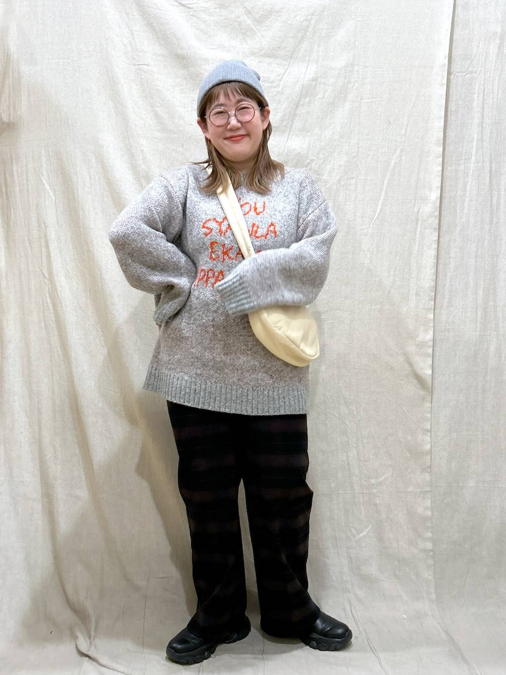 ホワイト系のショルダーバッグ、ブルー系のその他パンツ、ブラック系のブーツを着用したレディースの冬コーディネートの3枚目の写真