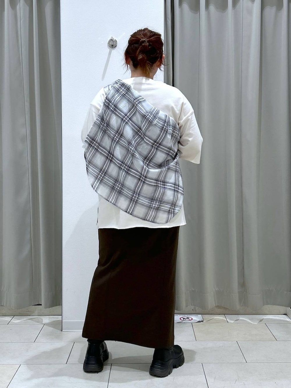 ホワイト系のシャツ/ブラウス、ブラウン系のスカート、ホワイト系のTシャツ/カットソーを着用したレディースの夏コーディネートの6枚目の写真