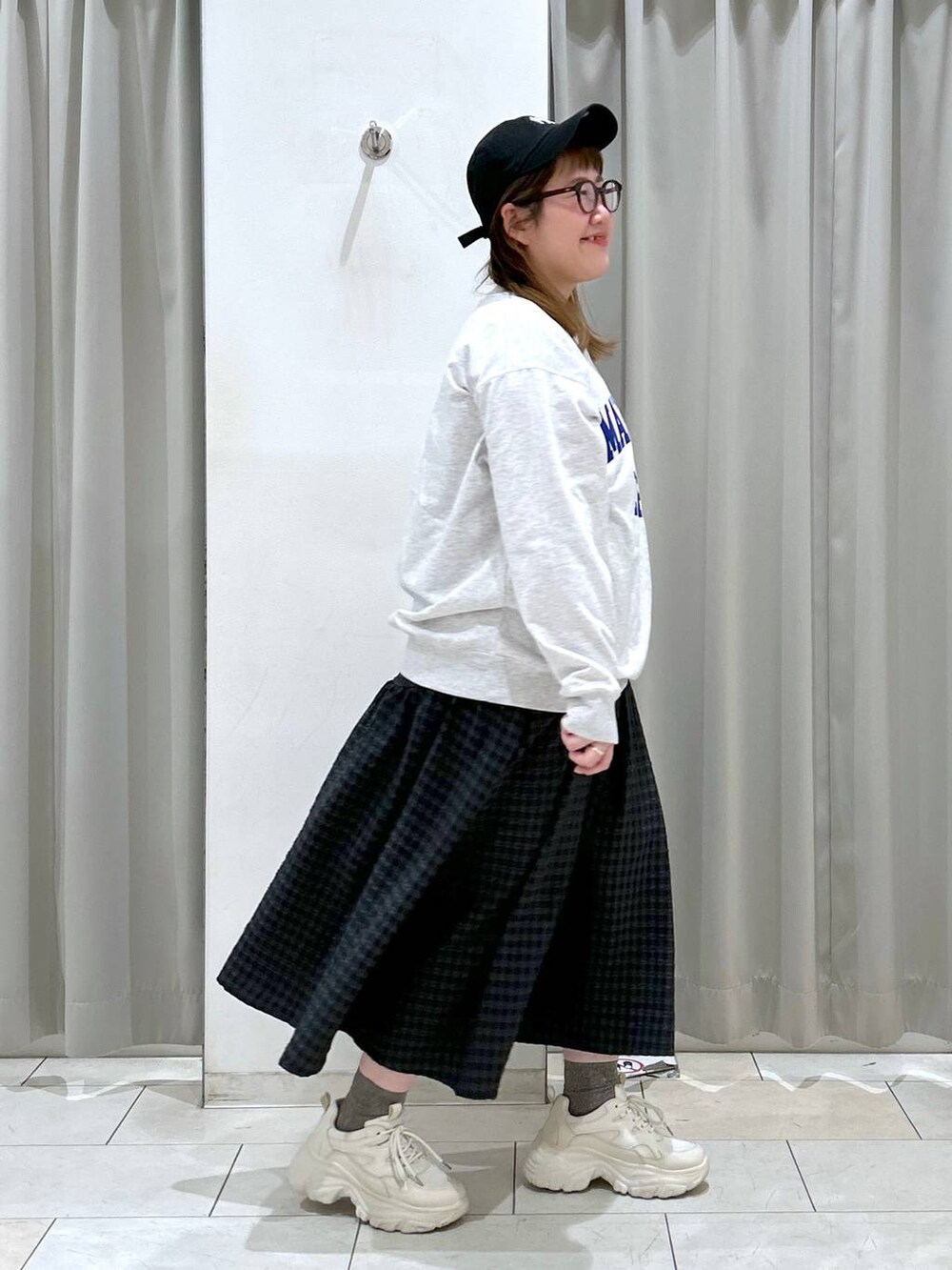 ブラック系のワンピース、ホワイト系のスニーカー、グレー系のスウェットを着用したレディースの冬コーディネートの6枚目の写真